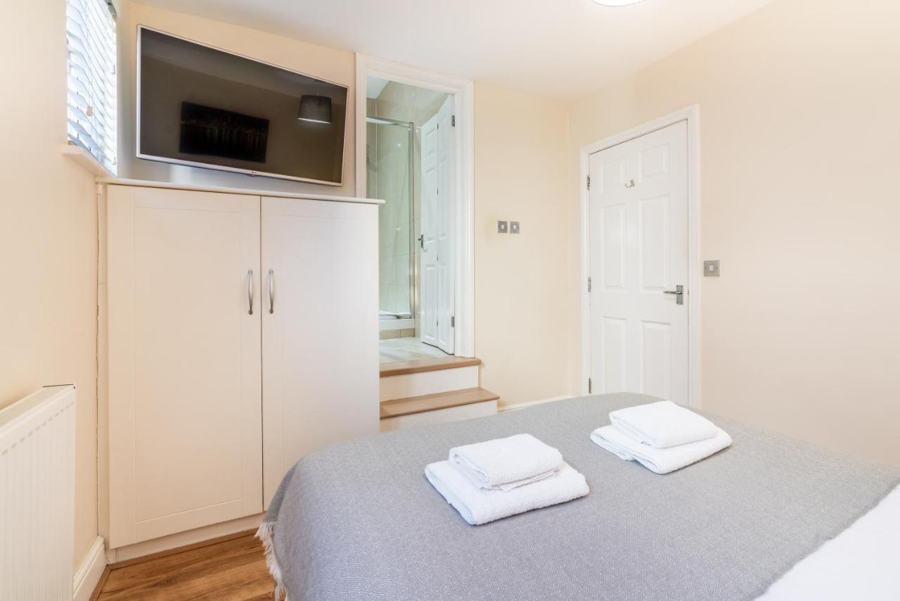 One Bedroom Flat In Bush Hill Park Enfield Exteriör bild